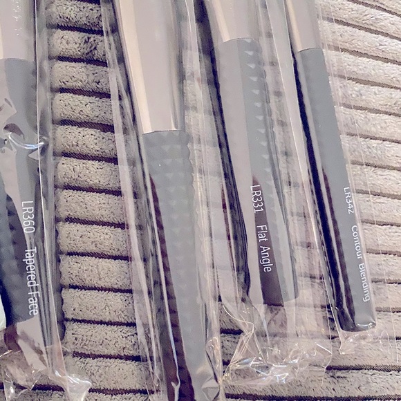 BRAND NEW $150 NEVER USED IPSY BAG - Picture 8 of 16